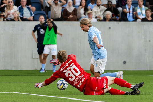 Malmö FFs Sebastian Nanasi och Sirius målvakt Jakob