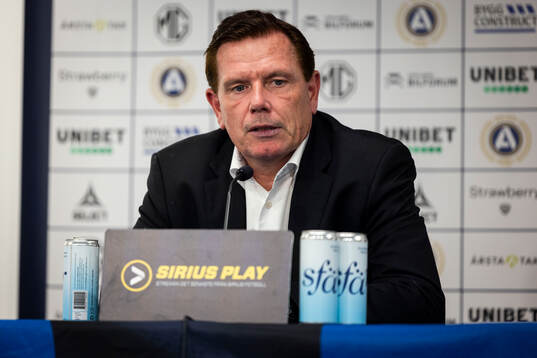 Sirius tränare Christer Mattiasson vid en presskonferens