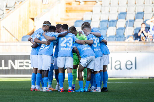 Malmö FFs spelarna i en kram