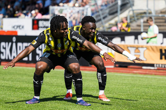 Häckens Jeremy Agbonifo och Zeidane Inoussa jublar