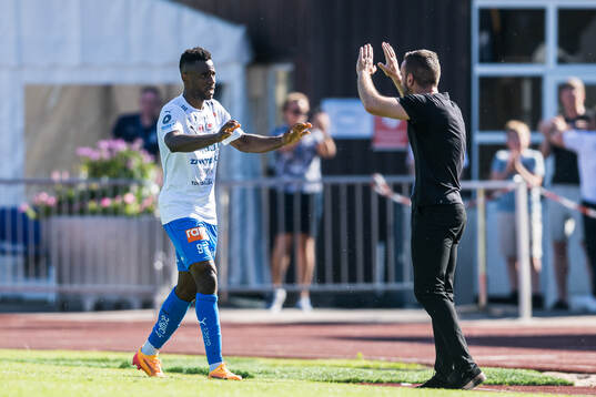 Värnamos Johnbosco Samuel Kalu och tränare Anes Mravac