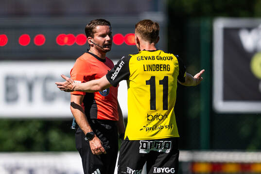 Domare Joakim Östling i samtal med Häckens Julius Lindberg