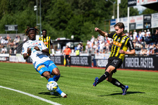 Värnamos Frank Junior Adjei och Häckens Adam Lundkvist