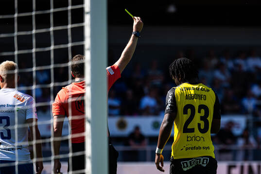 Häckens Jeremy Agbonifo har ett gult kort