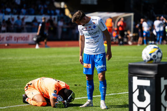 Värnamos målvakt Jonathan Ursin Rasheed har ont