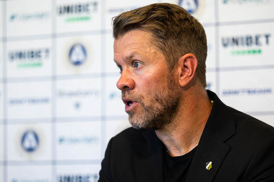 Häckens tränare Pål Arne Johansen vid en presskonferens