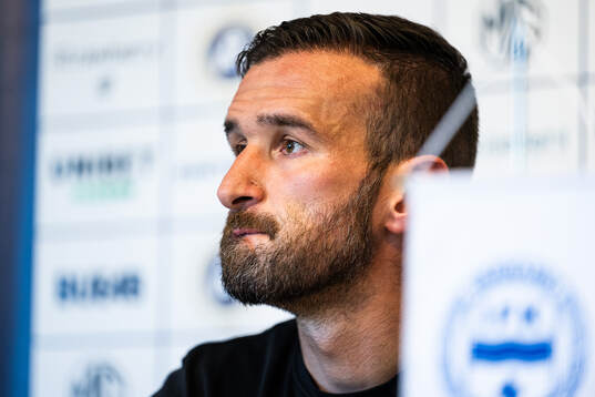 Värnamos tränare Anes Mravac deppar vid en presskonferens