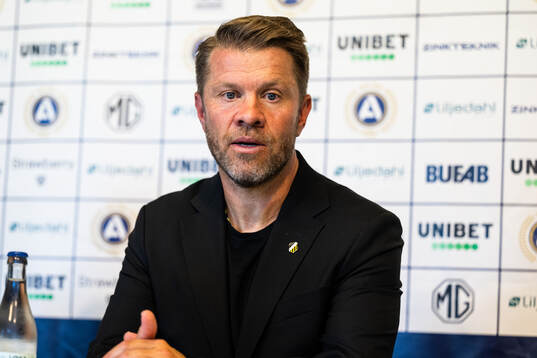 Häckens tränare Pål Arne Johansen vid en presskonferens