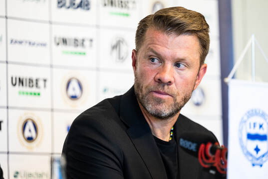 Häckens tränare Pål Arne Johansen vid en presskonferens