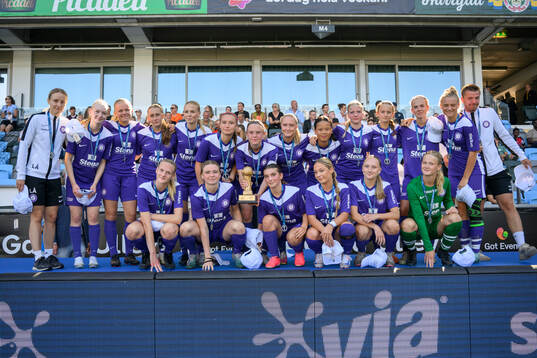 Jitex spelare tar emot silverpokalen