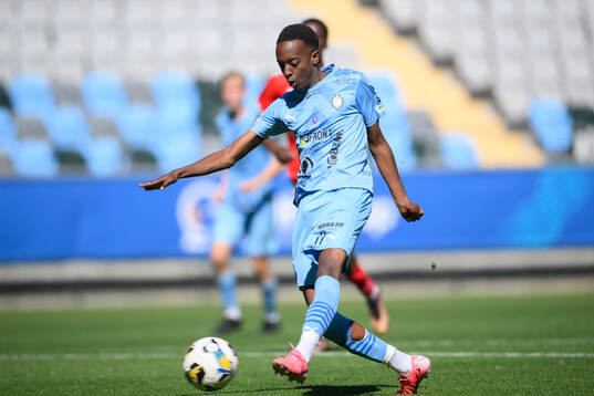 Eskilstunas spelare Ian Kimana gör 0-2