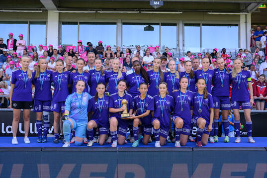 Lerums spelare tar emot silverpokalen