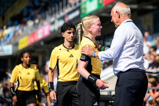 Dennis Andersson tackar en domare