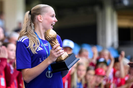 Lerums spelare tar emot silverpokalen