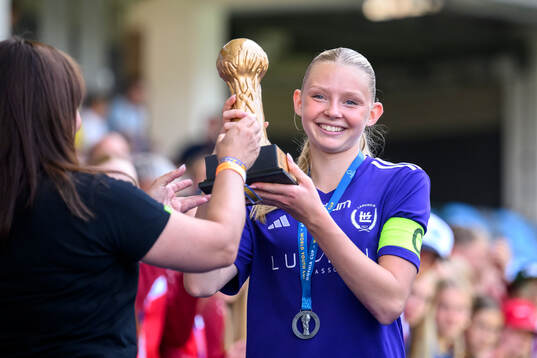 Lerums spelare tar emot silverpokalen