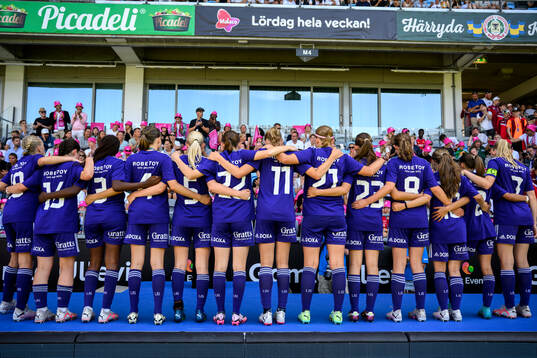 Lerums spelare tar emot silverpokalen