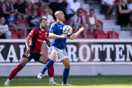 Östers Vladimir Rodic och GIF Sundsvalls Dennis Olsson