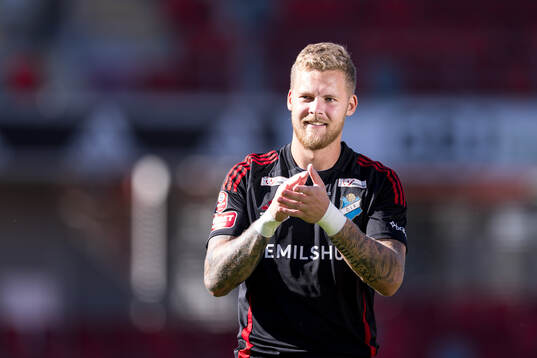 Östers Robin Wallinder jublar