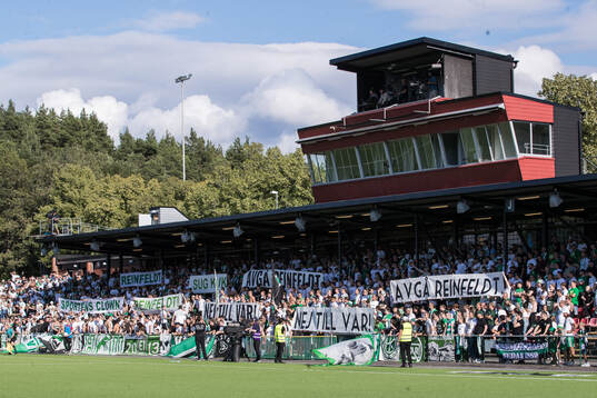 Hammarbys supportrar med banderoll