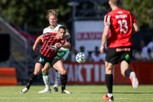 Hammarbys Victor Eriksson och Brommapojkarnas Nikola Vasic