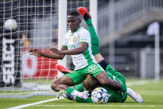 Hammarbys Bouzomana Toure och Brommapojkarnas målvakt
