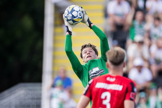 Brommapojkarnas målvakt Filip Sidklev
