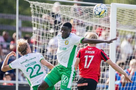 Hammarbys Markus Karlsson och Ibrahima Breze Fofana i en