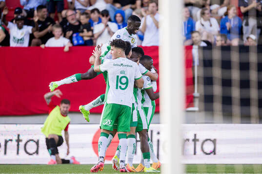 Hammarbys Bouzomana Toure jublar med lagkamrater