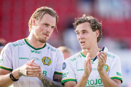 Hammarbys Victor Eriksson och Hampus Skoglund applåderar
