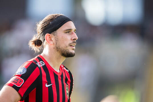 Brommapojkarnas Nikola Vasic med ett bandage över huvudet