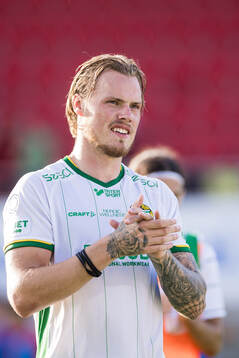 Hammarbys Victor Eriksson applåderar publiken