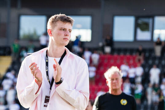 Hammarbys Frederik Winther applåderar publiken