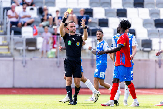 Domare Jasmin Svraka ger gult kort till Helsingborgs