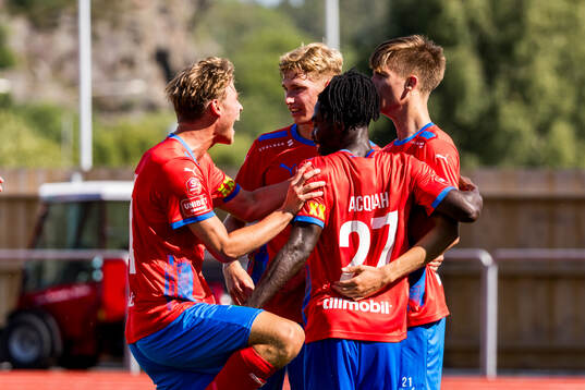Helsingborgs Adrian Svanbäck jublar med lagkamrater