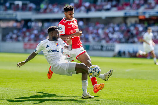 Djurgårdens Tokmac Nguen och Kalmars Vince Osuji