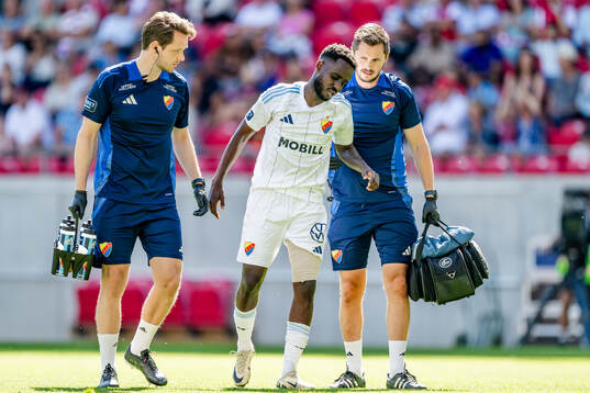 Djurgårdens Tokmac Nguen lämnar planen
