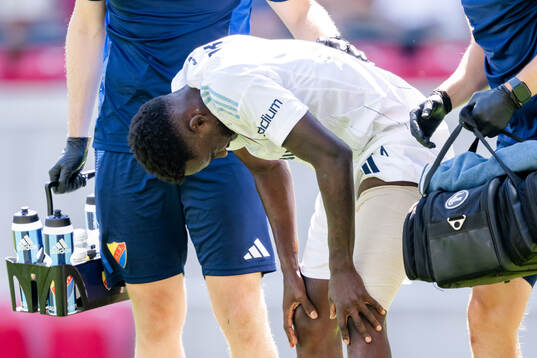 Djurgårdens Tokmac Nguen lämnar planen