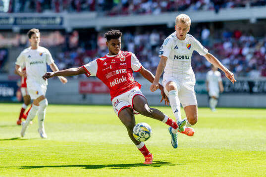Djurgårdens Oskar Fallenius och Kalmars Vince Osuji