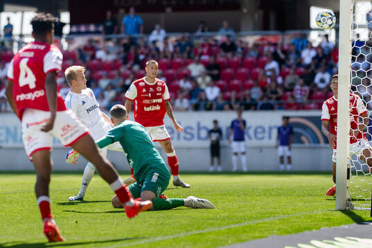 Djurgårdens Oskar Fallenius för 0-1 bakom Kalmars