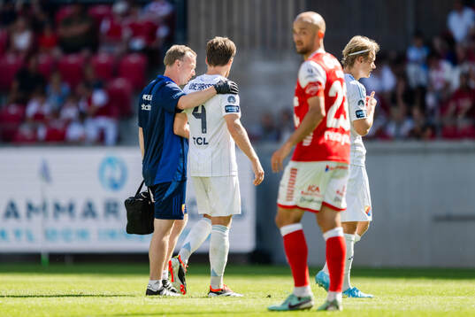 Djurgårdens Jacob Larsson lämnar planen