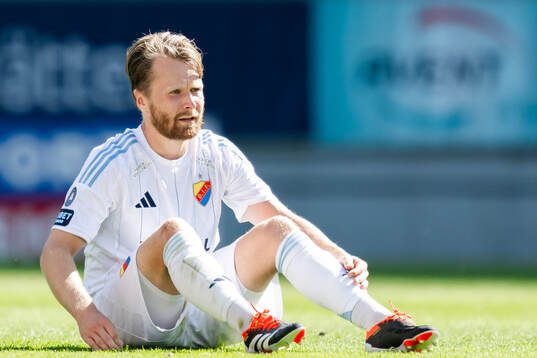 Djurgårdens Jacob Larsson lämnar planen