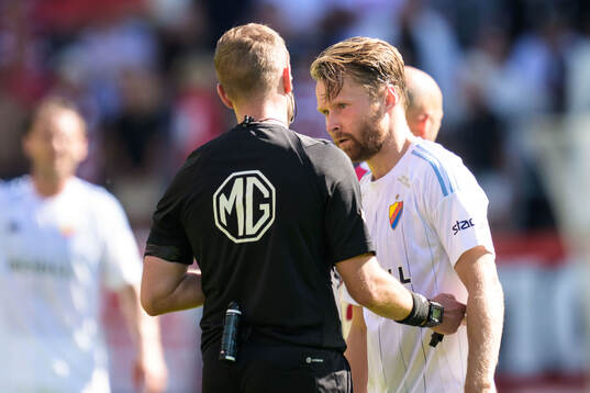 Domare Richard Sundell och Djurgårdens Jacob Larsson