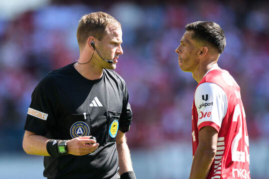 Domare Richard Sundell och Kalmars Romario Pereira Sipiao