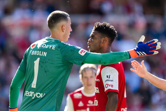 Kalmars målvakt Samuel Brolin jublar