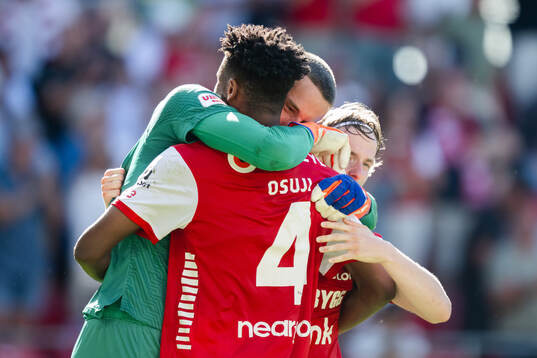 Kalmars målvakt Samuel Brolin och Vince Osuji jublar