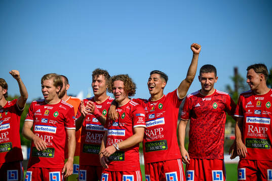 Skövde AIKs spelare jublar
