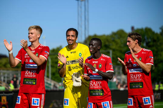 Skövde AIKs spelare jublar
