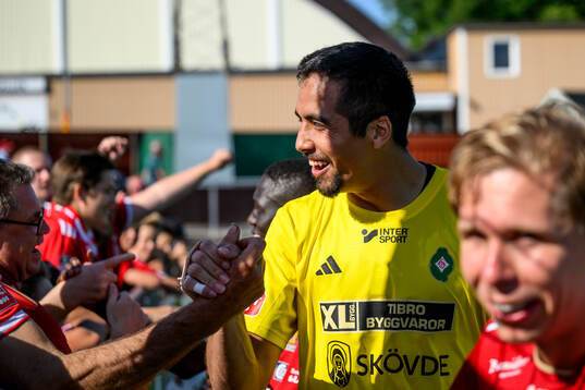 Skövde AIKs målvakt Adrian Zendejas jublar
