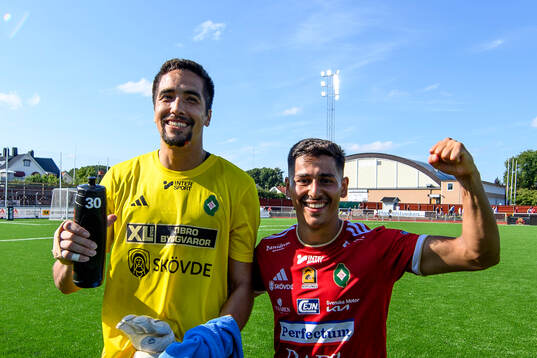Skövde AIKs målvakt Adrian Zendejas och Marcus Mikhail
