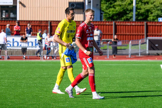 Skövde AIKs målvakt Adrian Zendejas och Edvin Tellgren